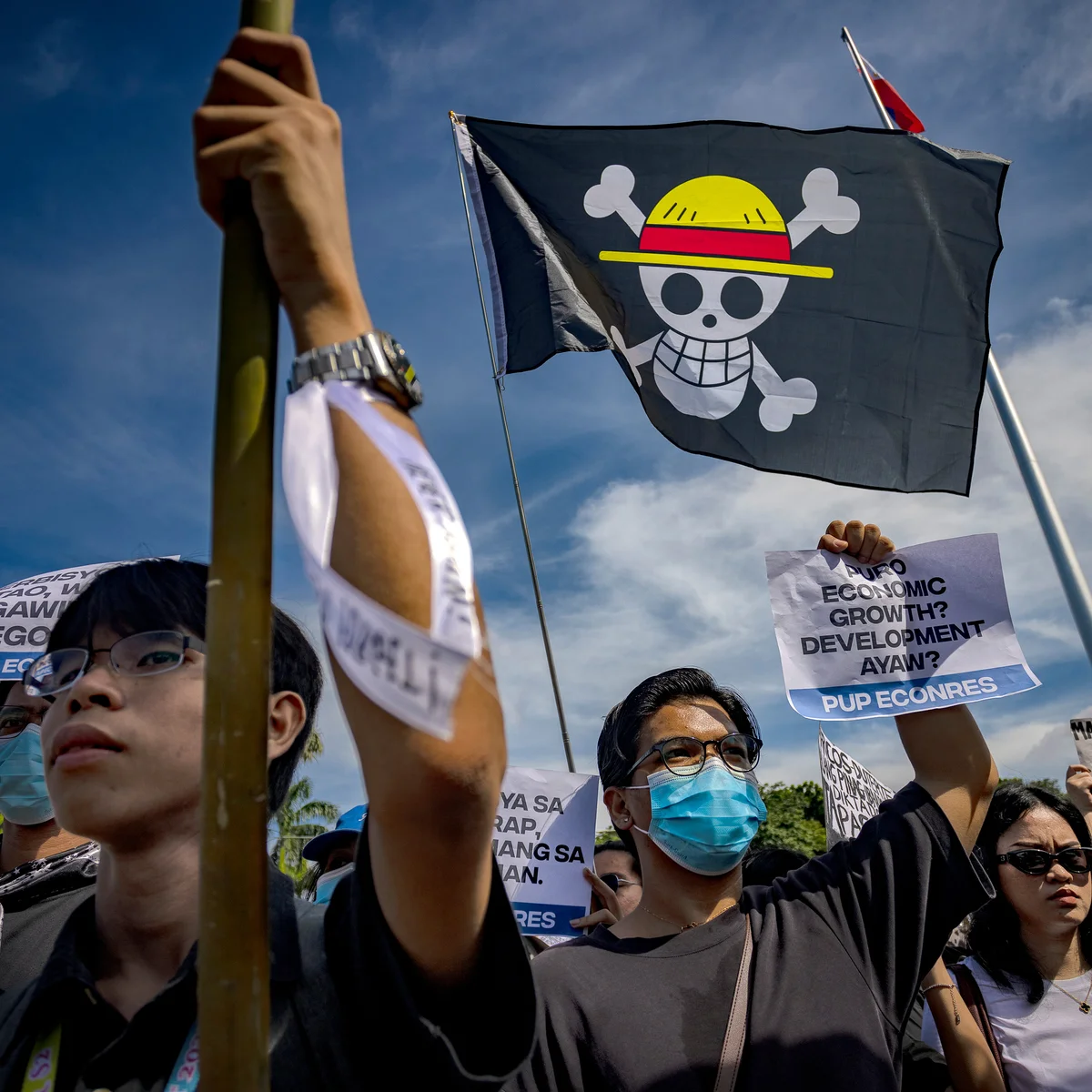 Bandera pirata de One Piece alzada en una manifestación